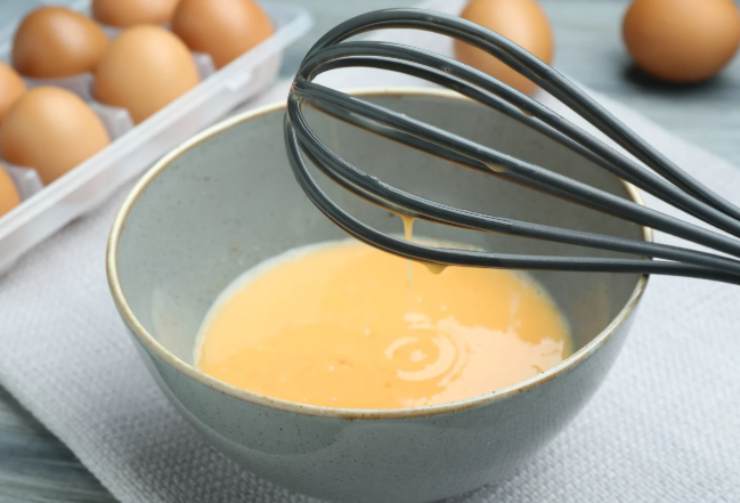 Mentre i piselli cuociono rompiamo le uova in una ciotola e sbattiamole dopo aver aggiungo sale, pepe e parmigiano grattugiato, ma anche altri aromi a nostro gusto. Andiamo quindi a unire il composto di uova nei piselli dopo aver lasciato assorbire tutta l’acqua in eccesso;