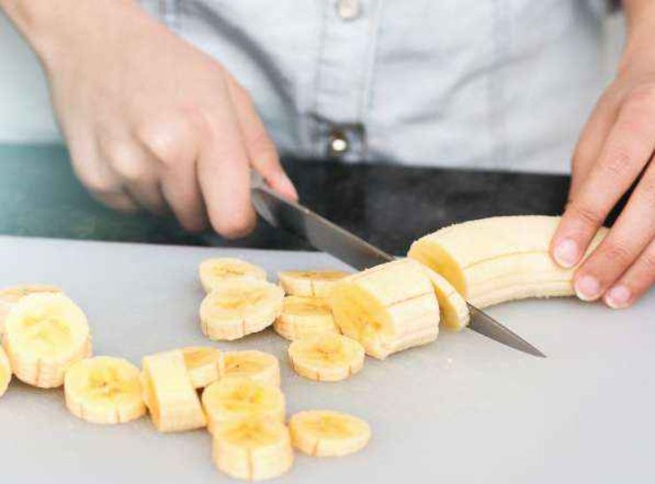 Sbucciate le banane e mettetele in una ciotola capiente: riducetele in purea usando semplicemente una forchetta, finché otterrete una crema liscia e senza grossi pezzi. Versate i fiocchi d’avena poco alla volta nella purea di banane: mescolate bene con un cucchiaio fino a quando l’avena avrà assorbito tutta l’umidità del frutto. Il composto dovrà risultare denso ed appiccicoso.
