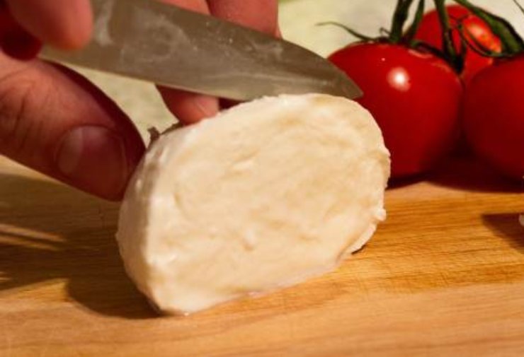 Tagliate il fiordilatte ben sgocciolato a cubetti piccoli e metteteli da parte. A questo punto assemblate la vostra lasagna: ricoprite il fondo della teglia con la crema di asparagi. Procedete poi con uno strato di sfoglia, crema di asparagi, pezzi di burrata, punte di asparagi, fiordilatte e parmigiano.