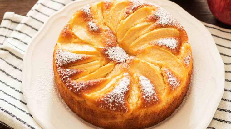 Cuocete a fuoco medio basso per circa 10/12 minuti: quando la superficie risulterà asciutta, usate il coperchio o un piatto per girare la torta, proprio come una frittata. Cuocete per altri 3/5 minuti dall’altro lato ed ecco pronta una torta di mele caramellata, altissima e pronta da servire!