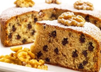 fetta di torta noci e cioccolato