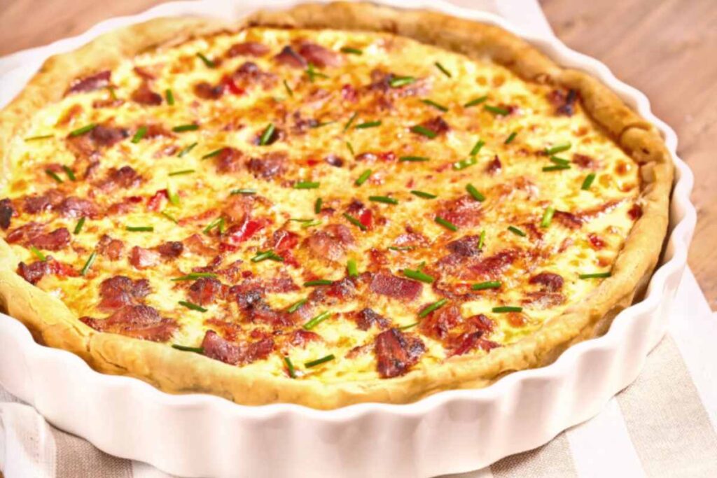 torta di sfoglia con salsicce e panna