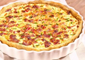 torta di sfoglia con salsicce e panna