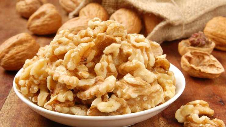 In una padella antiaderente, tostate leggermente i gherigli di noci per un minuto per sprigionarne l’aroma, poi passate ad assemblare la vostra insalata. In una ciotola capiente unite il farro ben asciutto, i carciofi sgocciolati, le noci e le scaglie di grana.