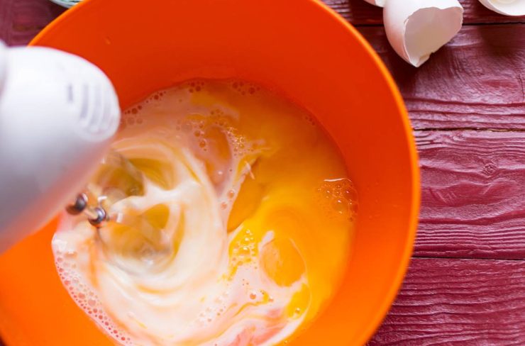 Rompete le uova in una ciotola capiente, aggiungete il latte, il parmigiano, il pepe ed il prezzemolo tritato finemente. Lavorate con una frusta o una forchetta finché il composto diventa leggermente spumoso. Intanto preparate la pasta: se è un blocco unico, sgranatela leggermente con le mani o con una forchetta.