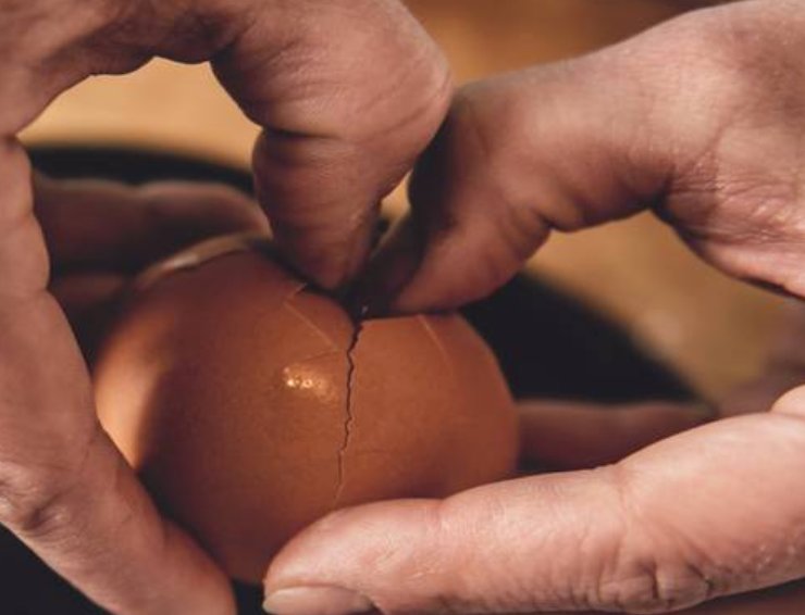 Iniziate versando nel boccale del Bimby il latte a temperatura ambiente (non freddo di frigorifero), il lievito secco in polvere, un cucchiaino raso di zucchero ed azionate 15 secondi a velocità 4. Unite successivamente l’olio di semi e lavorate ancora 10 secondi alla stessa velocità. A questo punto, con le lame in movimento, iniziate a versare le uova intere una alla volta.