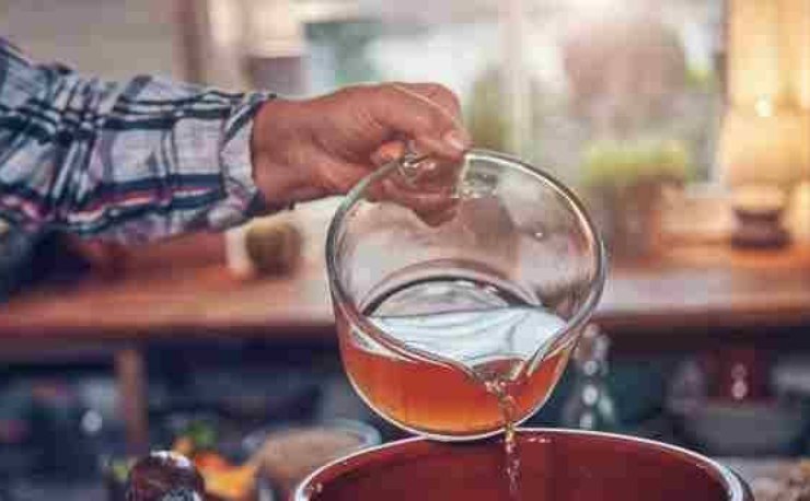 Coprite con il brodo caldo e lasciate cuocere per circa 20 minuti, finché le verdure saranno tenerissime. A questo punto frullate il tutto con un mixer ad immersione: se volete una consistenza davvero da ristorante, passatela anche in un setaccio a maglie fini. Servitela subito, calda e saporita con un filo d’olio extra vergine d’oliva.