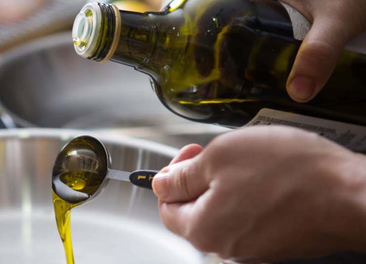 Un minuto prima di spegnere il fuoco, quando la pasta è ancora al dente, aggiungete le scarole crude al resto degli ingredienti e mescolate energicamente. Spegnete, aggiungete un filo d’olio a crudo e lasciate riposare coperto per qualche minuto, quindi servite e gustate!