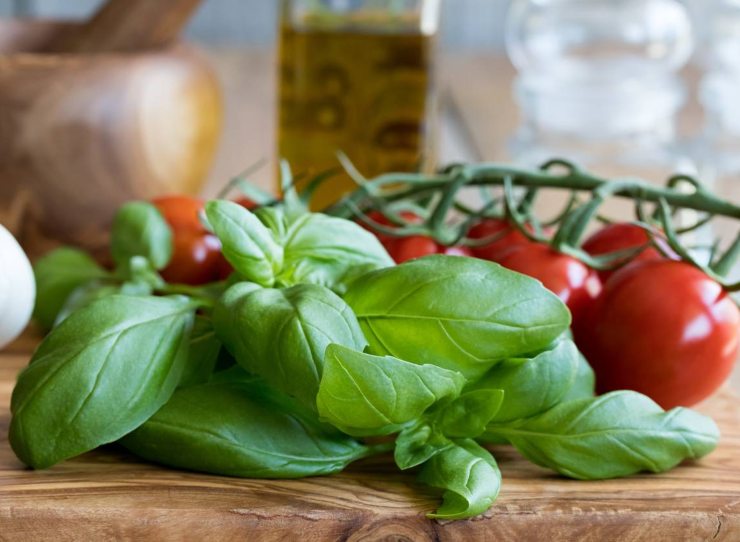 Frullate grossolanamente se volete un sugo rustico o più a lungo per una crema vellutata. Rimuovete l’aglio prima di frullare se volete un sapore più delicato. Cuocete la pasta, scolatela un po’ al dente e conditela con il sugo di pomodori arrostiti: completate con del buon basilico fresco e servite!