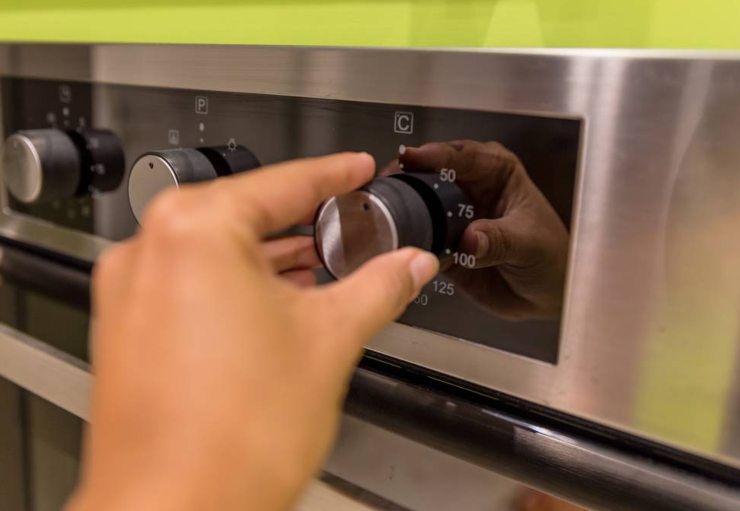 Trasferite in forno e cuocete a 200 gradi per 15 minuti finché si forma quella crosticina dorata ed il formaggio dentro inizia a filare. Estraetele e lasciatele intiepidire un attimo, quindi servitele!