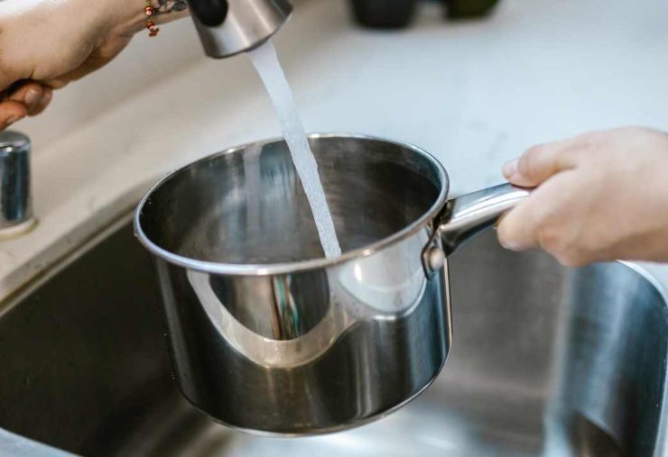 Cuocete a 200 gradi in modalità ventilata per circa 20/25 minuti: i pomodori devono apparire leggermente abbrustoliti sui bordi ed appassiti. Mettete sul fuoco una pentola con abbondante acqua salata per la pasta e portatela a bollore. Trasferite tutto il contenuto della teglia (compreso il succo che si è formato) in un mixer oppure usate il minipimer.