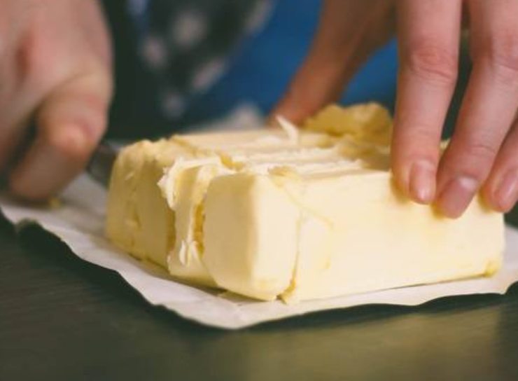 Iniziate a saltare energicamente o mescolate velocemente finché il formaggio ed il burro, legando con l’amido della pasta, creeranno una crema densa ed arancione. Servite immediatamente con foglie di basilico fresco spezzettate a mano e gustatela in tutta la sua incredibile bontà!