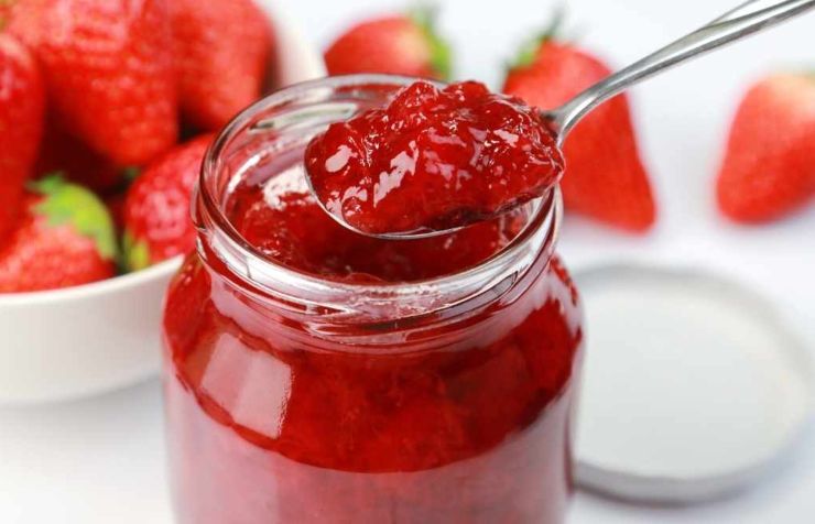 Estraete lo stampo velocemente ed adagiate un po’ di marmellata al centro di ogni base precotta. Coprite immediatamente con un altro impasto crudo lasciando circa un centimetro dal bordo, quindi rimettete in forno e completate la cottura per altri 15/17 minuti. Fate sempre la prova stecchino (evitando il centro con la marmellata!) e quando uscirà pulito, tirate fuori dal forno i vostri deliziosi muffin. Fateli raffreddare completamente fuori dallo stampo e gustateli con il loro cuore fruttato!