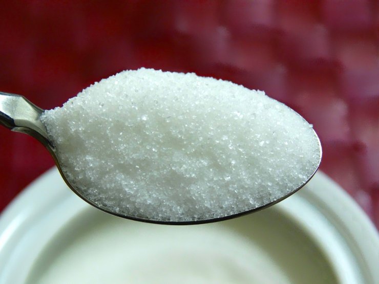Aggiungete un pizzico di zucchero ed il succo filtrato di un limone: questa combinazione neutralizzerà l’amaro naturale della vostra indivia. Rosolate a fuoco medio per 5 minuti finché la base sarà leggermente caramellata, poi girate i cespi, salate, pepate ed aggiungete due cucchiai d’acqua. Coprite e cuocete per altri 5 minuti finché risulteranno tenere al cuore.