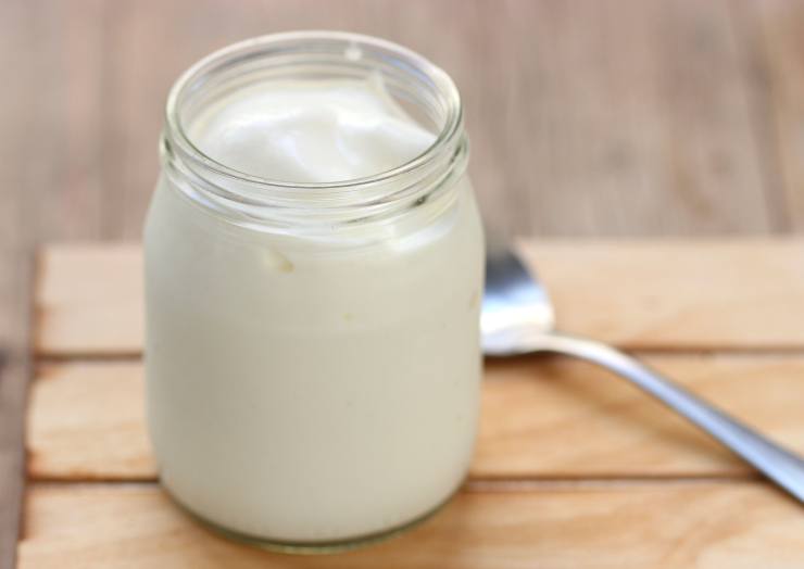 Incorporate un terzo degli albumi montati al composto di yogurt mescolando energicamente per ammorbidirlo, poi unite i restanti albumi molto delicatamente, con movimenti dal basso verso l’alto per non smontare l’aria incorporata. Aggiungete un cuchciaino di bicarbonato setacciato ed un cucchiaio di succo di limone alla fine, mescolando appena per distribuirli.