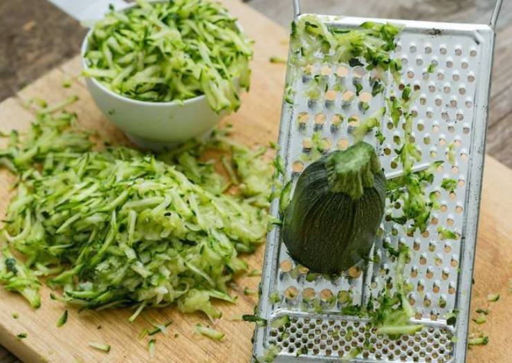 Aggiungete una zucchina grattugiata e strizzata bene, i formaggi ed i salumi che avete trovato in frigo. Date un’ultima girata veloce e riempite gli stampini da muffin (imburrati o con i pirottini) per circa 3/4 della loro capienza.