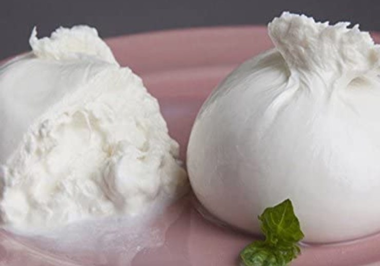 A due minuti dalla fine, unite la crema di piselli ed amalgamate bene: spegnete il fuoco, aggiungete il parmigiano ed il burro freddo. Mescolate energicamente per incorporare aria ed infine servite il risotto, adagiando in superficie un po’ di burrata fresca sfilacciata a mano. Rifinite con una macinata di pepe nero e gustatevi questo capolavoro!