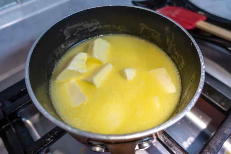 Tuffateli gnocchi in acqua bollente salata e quando saliranno a galla (ci metteranno meno di 2 minuti), saranno pronti! Saltateli direttamente in padella con burro fuso, salvia ed un mestolino di acqua di cottura per creare una cremina vellutata e serviteli!