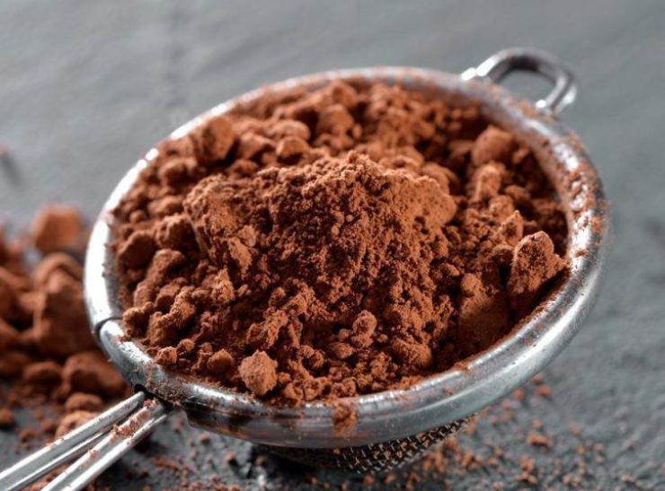 Trasferite in frigorifero per almeno 3/4 ore (meglio tutta la notte se avete tempo). Riprendete lo zuccotto, aprite la pellicola superiore, appoggiate un piatto da portata sopra la ciotola e capovolgete con un colpo secco. Rimuovete delicatamente la ciotola e la pellicola, ricoprite con la restante crema rendendola uniforme con una spatola. Spolverizzate con abbondante cacao amaro e gustate subito!