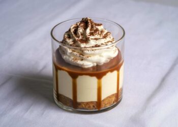 cheesecake cremosa in bicchiere
