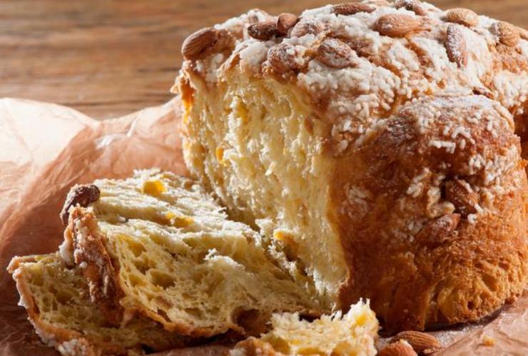 Rivestite una ciotola a cupola con della pellicola trasparente lasciandola fuoriuscire dai bordi. Tagliate la colomba a fette spesse circa 1,5 centimetri e rivestite le pareti ed il fondo della ciotola con le fette, incastrandole bene tra loro per non lasciare buchi. Con un pennello da cucina, bagnate generosamente le fette di colomba con il caffè tiepido senza esagerare per non farle sfaldare.