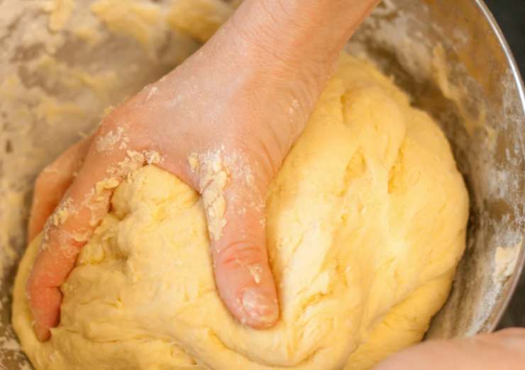 Impastiamo fino a ottenere un panetto omogeneo e liscio, privo di grumi, simile alla pasta frolla. Stendiamo assottigliando fino a mezzo centimetro con un matterello e ritagliamo i biscotti nella forma che preferiamo;