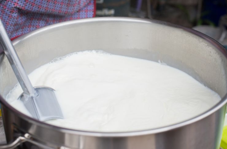 Scaldiamo a fuoco dolce senza arrivare al bollore, aggiungendo anche la bustina di vanillina e mescolando. A parte, in una ciotola, lavoriamo i tuorli con lo zucchero amalgamando ma senza montare troppo;