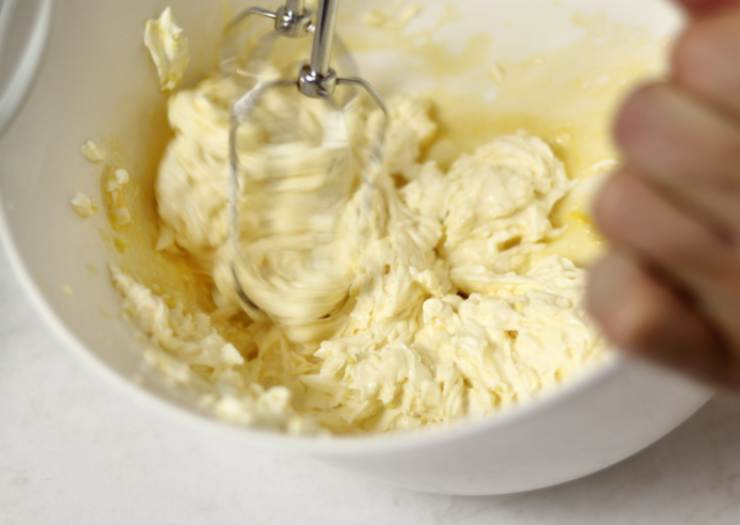In una ciotola lavoriamo il mascarpone con lo zucchero a velo usando un frullino fino a ottenere una crema omogenea. Riversiamo nei bicchieri riempendo per tre quarti e mettiamo in frigo;