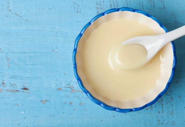 Lasciamo raffreddare il composto e accorpiamo la panna per dolci non montata. Mescoliamo ancora e mettiamo in frigo lasciando assestare per una ventina di minuti;