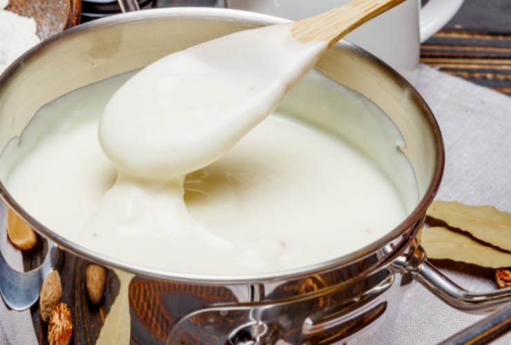 Uniamo lo zucchero e iniziamo a lavorare fino a ottenere una sorta di polvere. Nel frattempo riversiamo il latte, il burro e il cioccolato bianco in un tegame e scaldiamo a fiamma dolce, mescolando fino ad amalgamare tutti gli ingredienti;