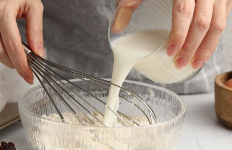 A parte mescoliamo burro e zucchero con un frullino fino a ottenere un composto omogeneo. Accorpiamo le uova e lavoriamo ancora, poi setacciamo all’interno la farina e il lievito mescolati. Ottenuta una crema senza grumi uniamo il latte e il cioccolato fuso e mescoliamo ancora qualche minuto;