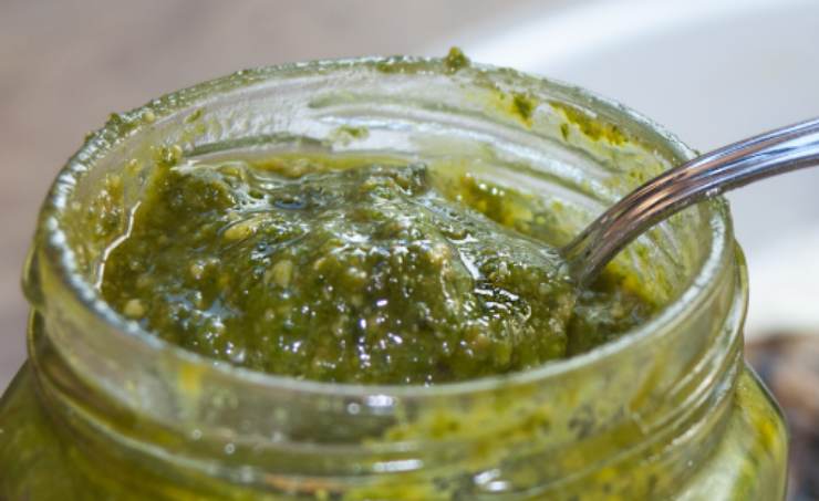 Scoliamo i fagiolini e passiamoli sotto l’acqua fredda, quindi sgoccioliamoli e riversiamoli in una ciotola e inumidiamoli con un filo d’olio d’oliva e un pizzico di sale e pepe (senza esagerare, anche il pesto già condito darà sapore). Lasciamoli intiepidire per qualche minuto;