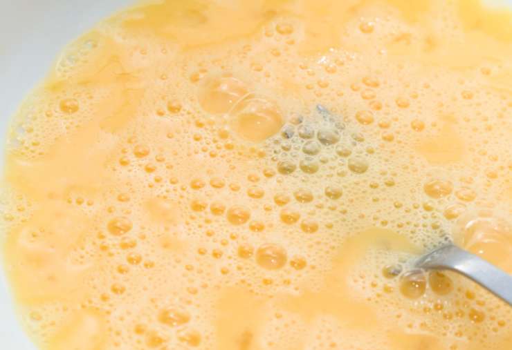 In una ciotola rompiamo le uova sbattiamole insieme al parmigiano grattugiato e gli aromi scelti. Uniamo le fave nel composto di uova e mescoliamo bene.