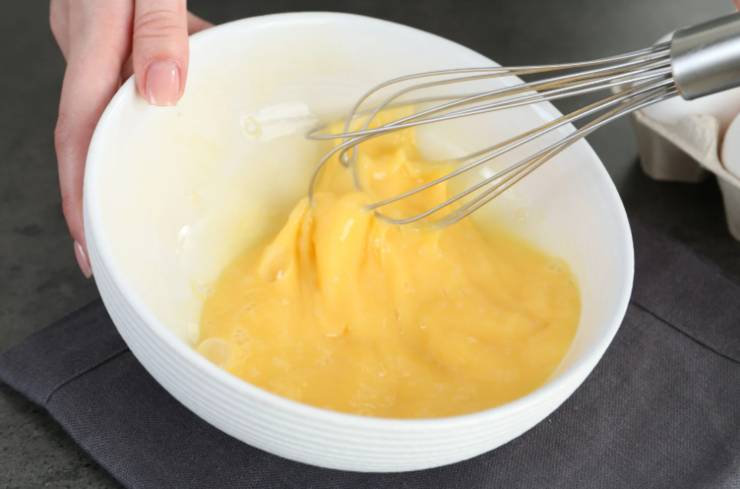 Rompiamo le uova in una ciotola e insaporiamo con sale, pepe e parmigiano grattugiato. Sbattiamo e accorpiamo le patate, mescolando per distribuire nel composto;