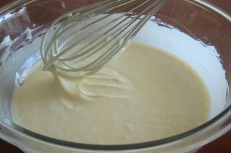 Dedichiamoci alla pastella: in una ciotola mettiamo la farina, lo zucchero e il pizzico di cannella (io aggiungo anche la vanillina). Accorpiamo l’acqua poco alla volta e mescoliamo fino a ottenere un composto liscio e senza grumi;