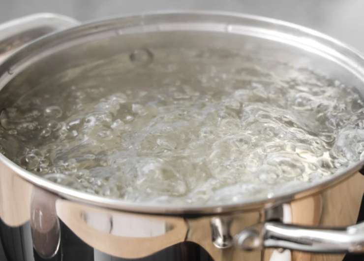 Riempiamo una pentola di acqua e portiamo a bollore, saliamo e caliamo le lasagne per dare il bollo. Scoliamo appena tenere e sgoccioliamo con cura. Andiamo quindi a unire besciamella e sugo di pomodoro e aggiustiamo il sale;