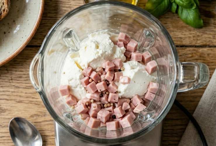 Accorpiamo ora anche la panna al frullatore e continuiamo a lavorare fino a quando non avremo ottenuto una crema liscia e omogenea;