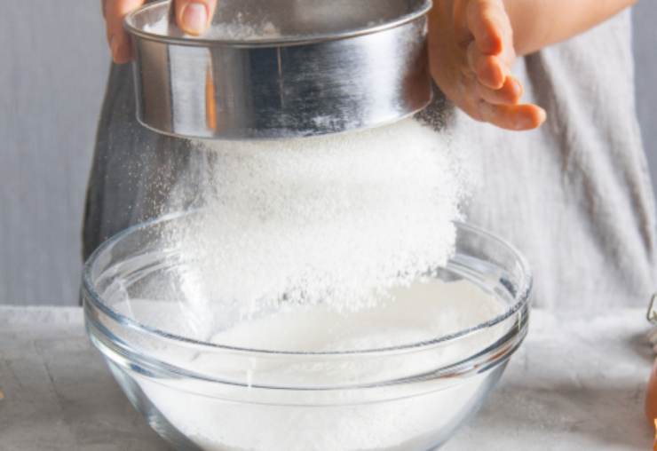 A parte setacciamo lievito, vanillina e farina insieme e andiamo ad unire poco alla volta al composto di burro, zucchero e uova. Lavoriamo per ottenere una crema liscia e senza grumi e infine uniamo il latte non freddo, inglobando nel composto;