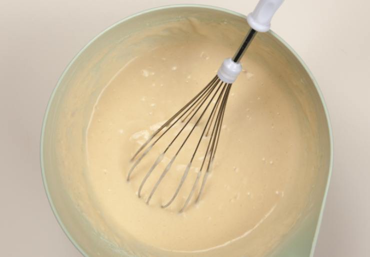 Accorpiamo l’uovo alla crema di banane e mescoliamo con una frusta a mano. Uniamo anche il burro e inglobiamo, poi passiamo ad aggiungere lo zucchero, la farina e il lievito alternando con il latte. Lavoriamo fino a ottenere un composto omogeneo e senza grumi;