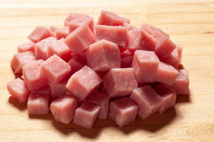 Rosoliamo un filo d’olio d’oliva in una padella antiaderente insieme ad un pizzico di aglio in polvere. Una volta caldo uniamo le zucchine e lasciamo dorare a fiamma dolce. Negli ultimi minuti accorpiamo il cotto a dadini e rimescoliamo. Intanto caliamo la pasta.