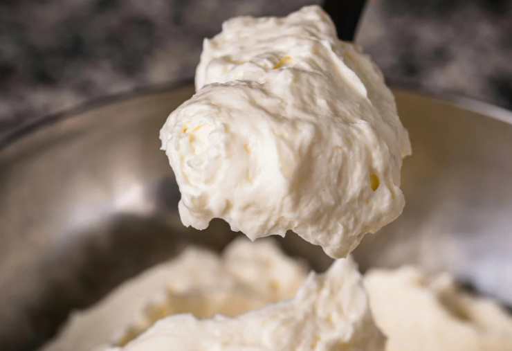 In una ciotola riversiamo la ricotta sgocciolata e lavoriamo con una forchetta. Uniamo la crema di olive, mescoliamo e aggiustiamo sale e pepe;