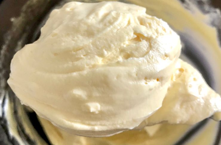 Intanto portiamo a bollore l’acqua nella pentola per cuocere la pasta e, una volta a temperatura, saliamo e caliamo. Mentre la pasta cuoce riversiamo i peperoni teneri in un frullatore e riduciamo in crema. Accorpiamo il mascarpone e lavoriamo ancora qualche istante, poi riversiamo in una ciotola;