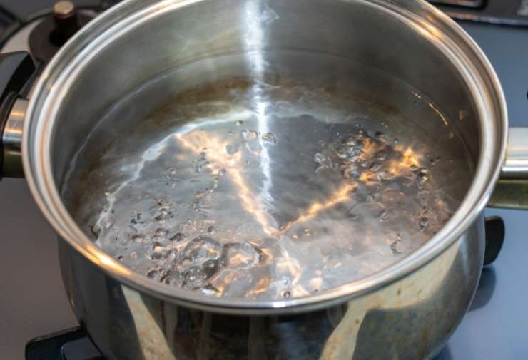 Intanto portiamo sul fuoco la pentola piena d’acqua per cuocere la pasta. Quando arriva a bollore saliamo e caliamo il formato scelto. Andiamo quindi a condire i piselli con sale e pepe;