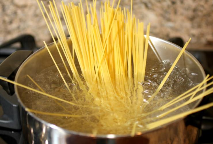 Intanto portiamo sul fuoco una pentola con acqua per cuocere la pasta. Quando a bollore saliamo e caliamo. Lasciamo cuocere il tempo necessario, quindi scoliamo conservando un po’ di acqua di cottura;