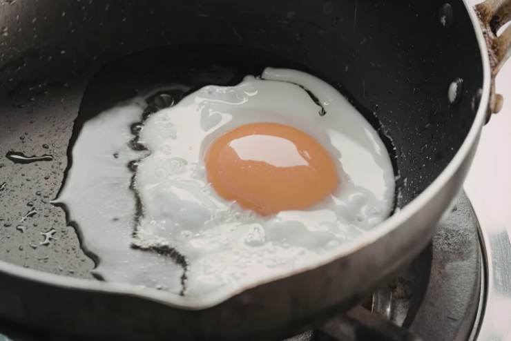 Mentre la pasta cuoce in una padella antiaderente facciamo sciogliere un cucchiaio di burro. Rompiamo le uova direttamente nella padella e cuociamo “all’occhio di bue”;