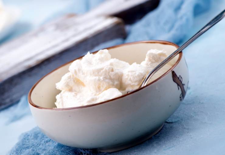 Lavoriamo la ricotta in una ciotola con sale, pepe e parmigiano grattugiato fino a rendere cremosa. Uniamo il prosciutto a pezzetti e mescoliamo. Riversiamo la crema sulla base di sfoglia;