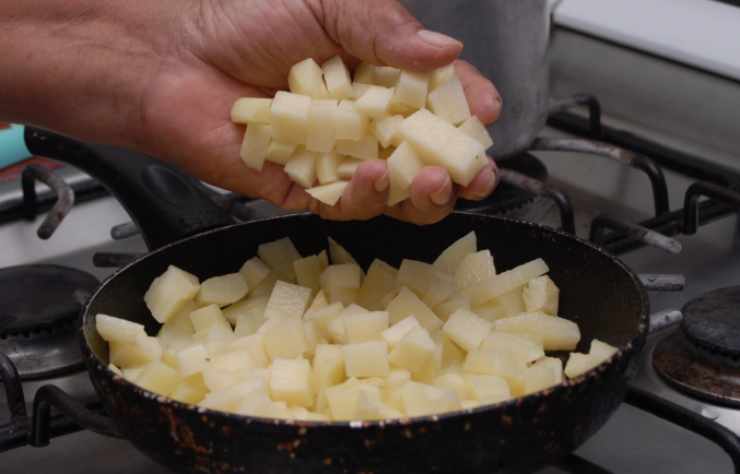 Uniamo le patate nella padella, mescoliamo e facciamole dorare per qualche minuto. Insaporiamo con un pizzico di sale e facciamo cuocere col coperchio finché non saranno quasi tenere;
