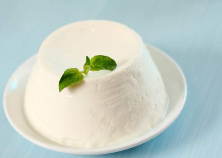 Quando saranno tiepide e cremose aggiungiamo la ricotta, il pizzico di aglio in polvere, gli aromi che preferiamo e una macinata generosa di pepe nero. Lavoriamo ancore e, per ultimo, uniamo un filo di olio d’oliva;