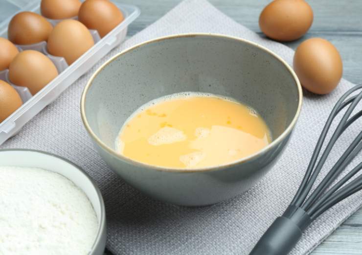 Accorpiamo prima lo yogurt e poi l’olio al composto e lavoriamo ancora, quindi passiamo a setacciare le polveri: farina, lievito e vanillina mescolando per evitare grumi;