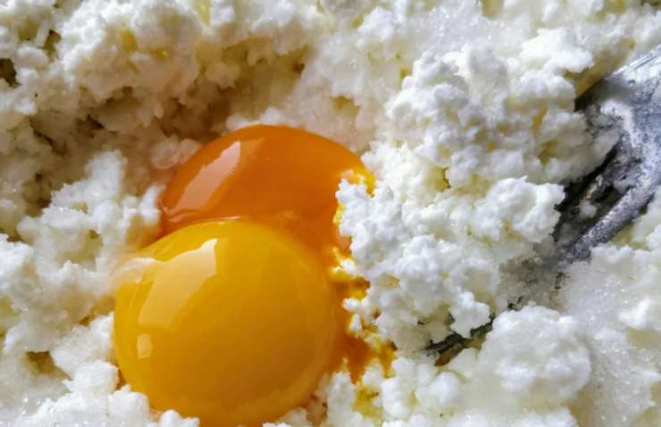 Spostiamo la crema in una ciotola e uniamo la ricotta sgocciolata, mescoliamo e accorpiamo l’uovo leggermente sbattuto e il parmigiano grattugiato. Insaporiamo con un pizzico di sale, pepe e con gli aromi che vogliamo, quindi andiamo a spolverare il pangrattato (quanto pasta per ottenere un composto appiccicoso e compatto). Stacchiamo dei pezzetti e formiamo delle palline, rotoliamole nel pangrattato ricoprendo per bene;
